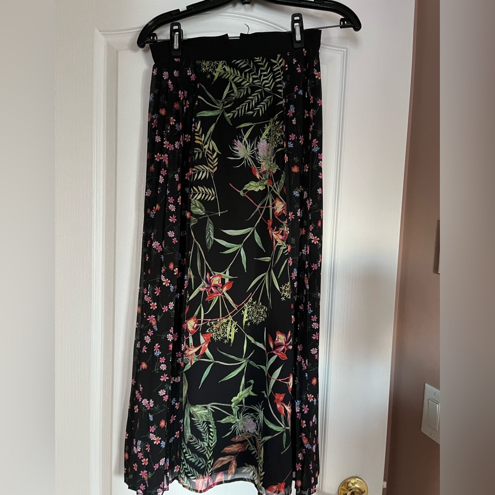2/$20 - French connection’s Floral Black Skirt